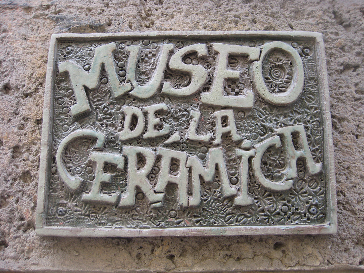 Ceramic sign outside of El Museo de Cerámica in Calle Mercaderes, Habana Vieja. Photo by author.