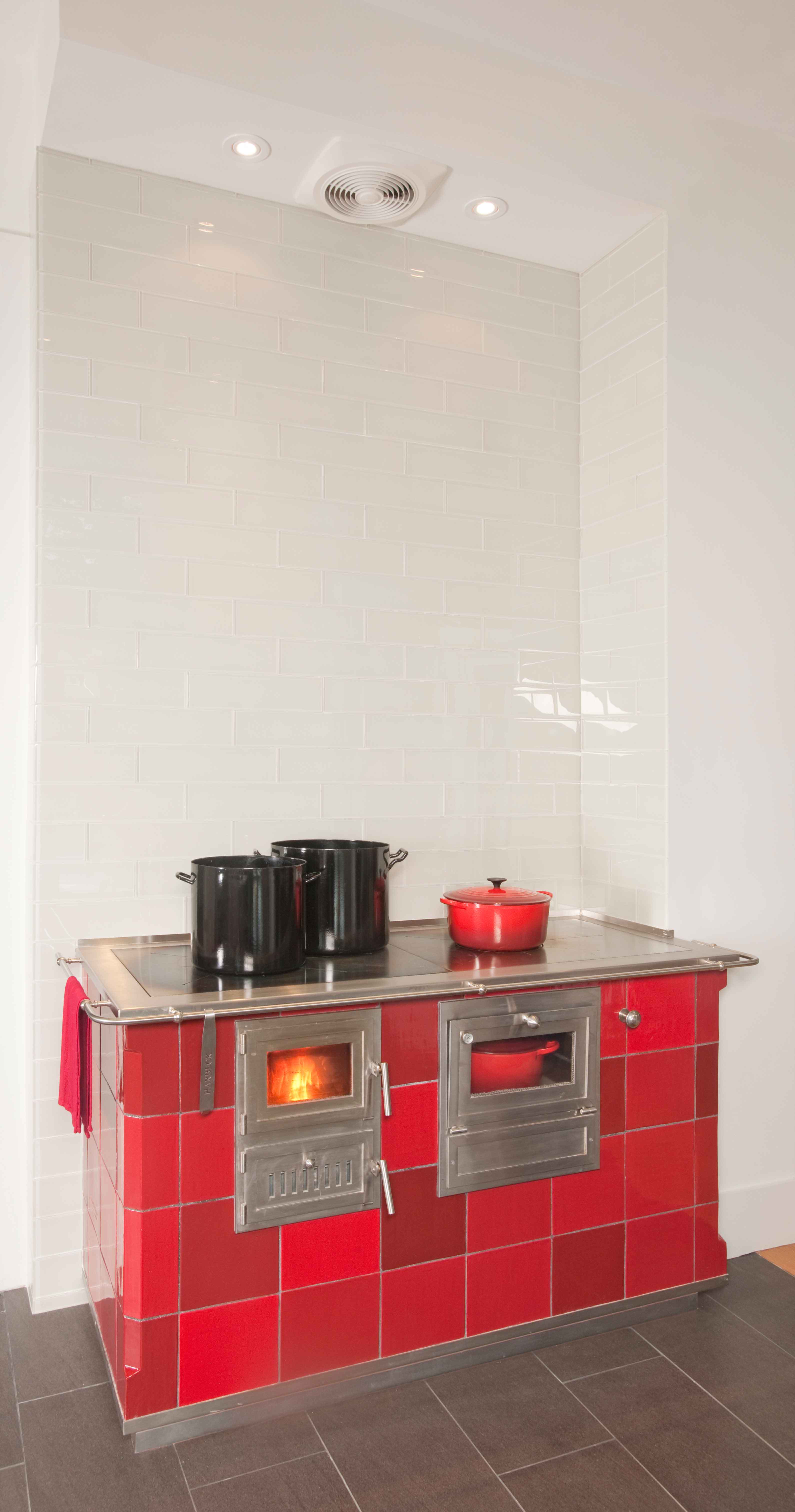 Jessica Steinhäuser. Red-glazed kachelöfen with cookstove and baking oven. 