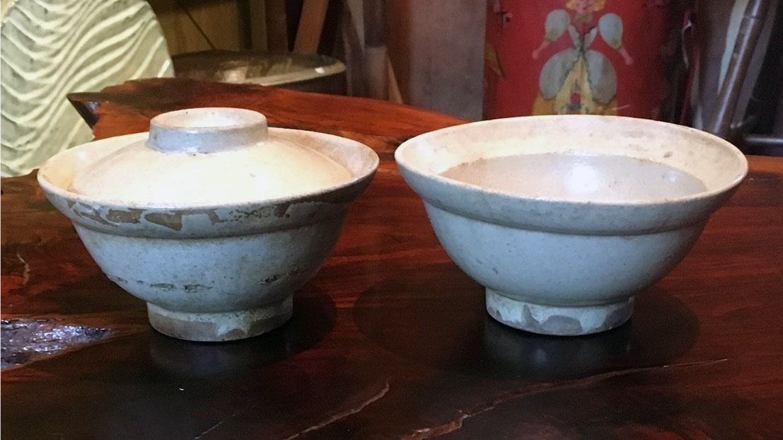 Bowls with lids, made in Kasama or Mashiko, sold at Tsuchiura station, 1961. Collection of Willi Singleton.