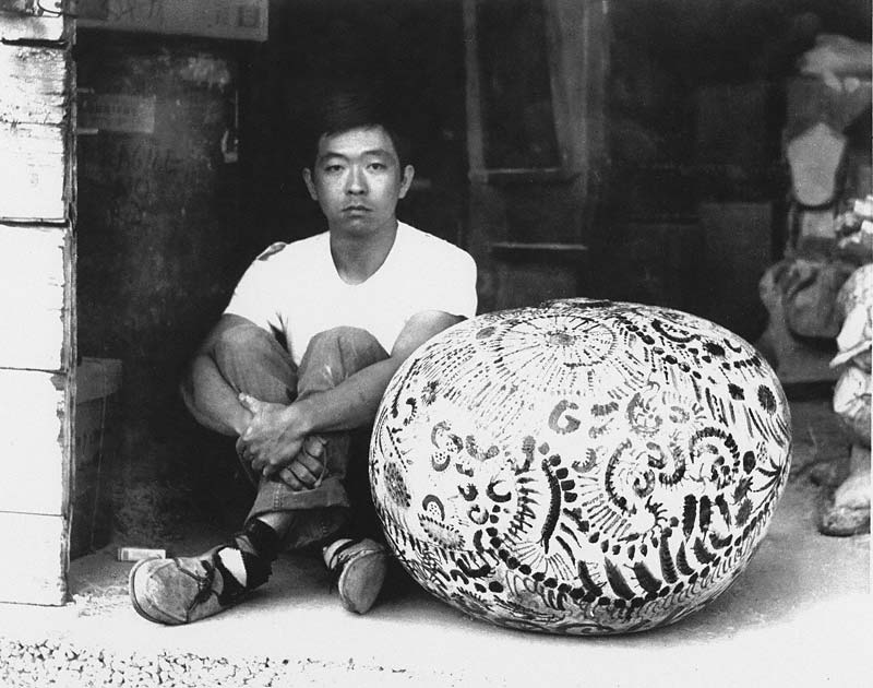 Henry Takemoto with one of his coiled glazed stoneware pots at the studio of John Mason and Peter Voulkos, Los Angeles, ca. 1959. Image source: blogs.getty.edu