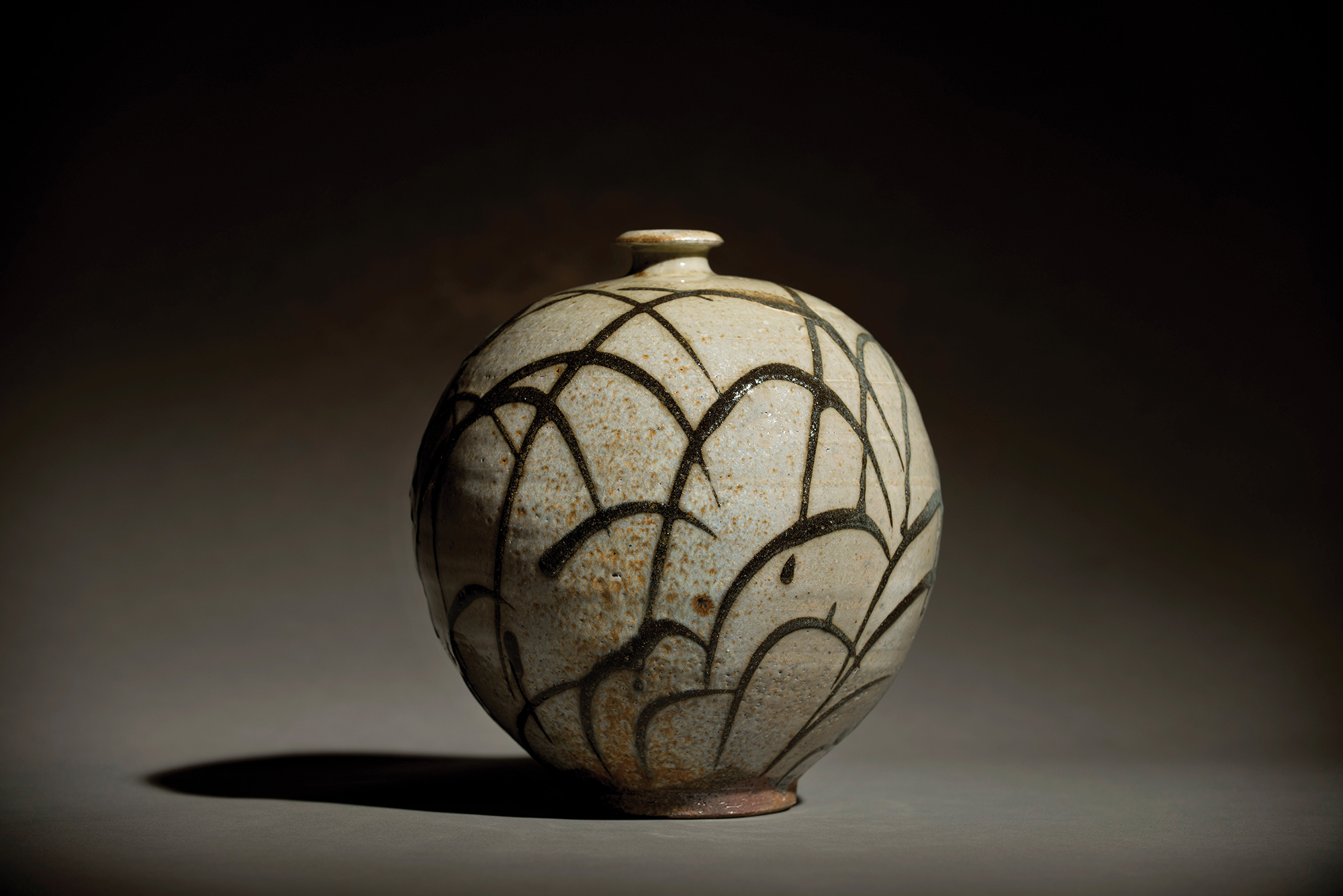 Willi Singleton. Woodfired Vase with Grass Pattern, 2017. Hawk Mountain and Chesapeake clays, white slip, creek clay, wood ash glaze. 8.5 x 8 x 8 in. Photograph by KenEk Photography.