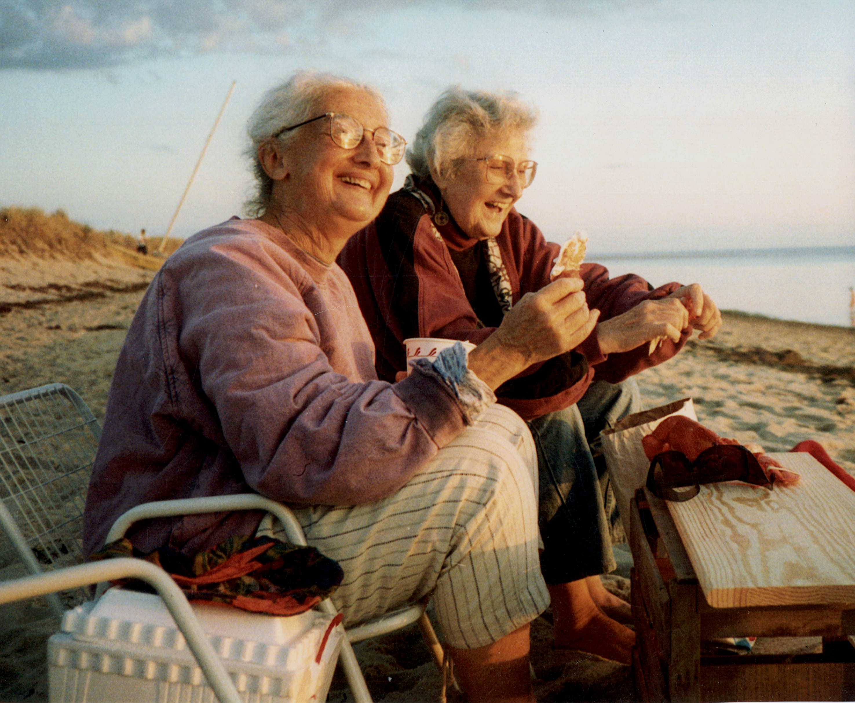 Karen Karnes (left) with Mikhail Zakin (right) on Cape Cod. From Kathryn Hall&#039;s article in Vol. 43, No. 1.