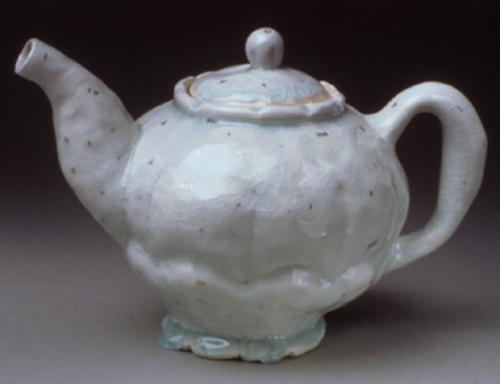 Leanne McClurg Cambric, Teapot, 9 x 9 x 3. Photo credit: Rebecca Sive