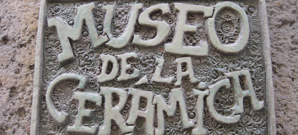 Ceramic sign outside of El Museo de Cerámica in Calle Mercaderes, Habana Vieja. Photo by author.