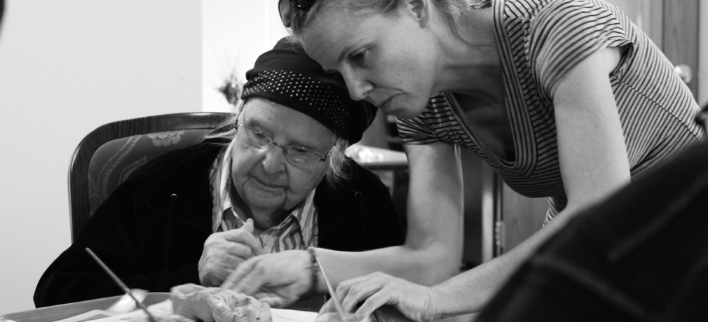 NCC teaching artist Angie Renee assists residents at Martin Luther Meadow Woods memory care facility, 2017. Photograph by Alison Beech.