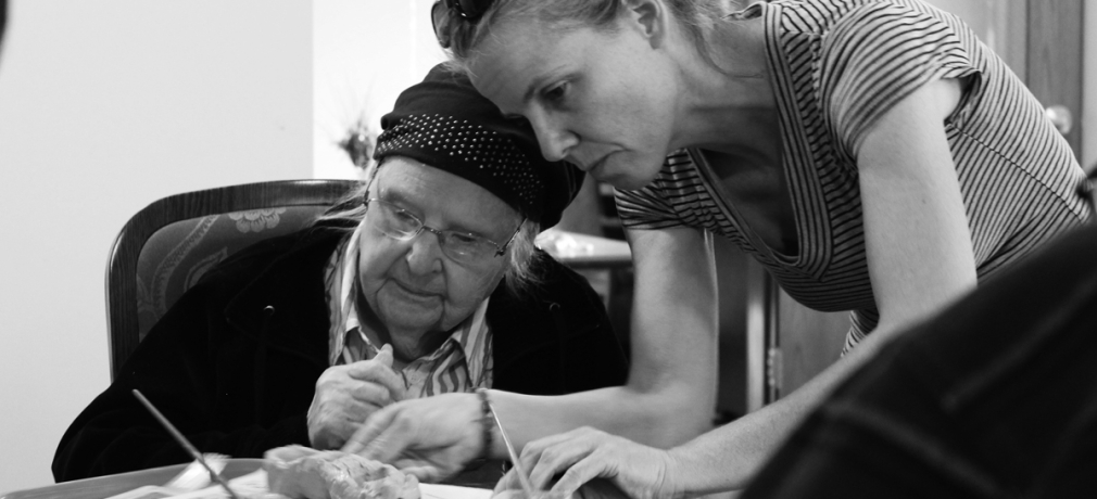 NCC teaching artist Angie Renee assists residents at Martin Luther Meadow Woods memory care facility, 2017. Photograph by Alison Beech.