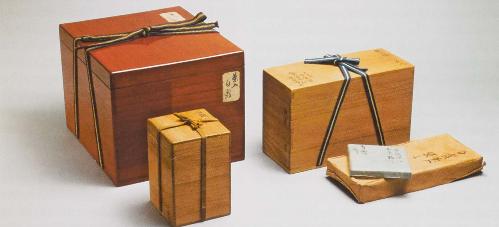 The lacquered outer box, the tea caddy box, the shifuku outer box, and the paper covers for tea caddy and shifuku boxes.