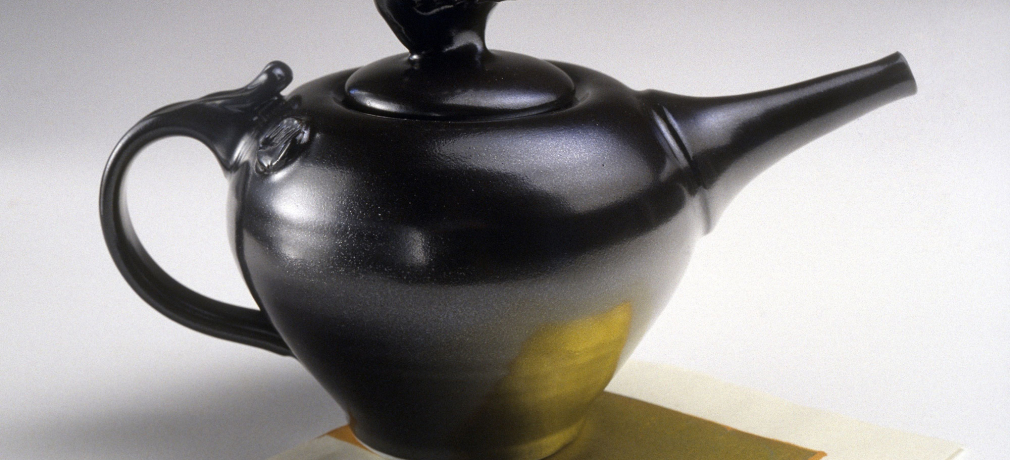 Kit Cornell. Black Teapot, 2007. Porcelain, Kit’s Albany Black glaze. 7 x 8 in. Photo by Caroline Robinson.