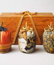 The three silk display bags with their box. Left: the informal bag of Satsuma Canton (Indian silk); center: the formal bag of Kiyomizu fragment (Chinese silk); right: the intermediate bag of gold brocade (Chinese silk).