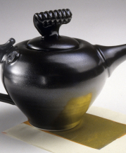 Kit Cornell. Black Teapot, 2007. Porcelain, Kit’s Albany Black glaze. 7 x 8 in. Photo by Caroline Robinson.