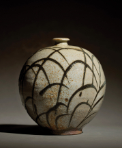 Willi Singleton. Woodfired Vase with Grass Pattern, 2017. Hawk Mountain and Chesapeake clays, white slip, creek clay, wood ash glaze. 8.5 x 8 x 8 in. Photograph by KenEk Photography.