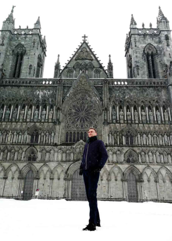 Anthony Richards outside Nidaros Cathedral, Trondheim, Norway, May 2018. Photograph by Sa Wanphet.