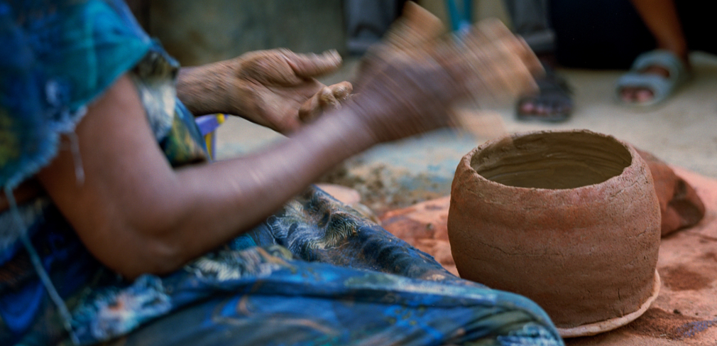 Marie Sow making ceramics. Photo Credit: Ibrahim Cissé