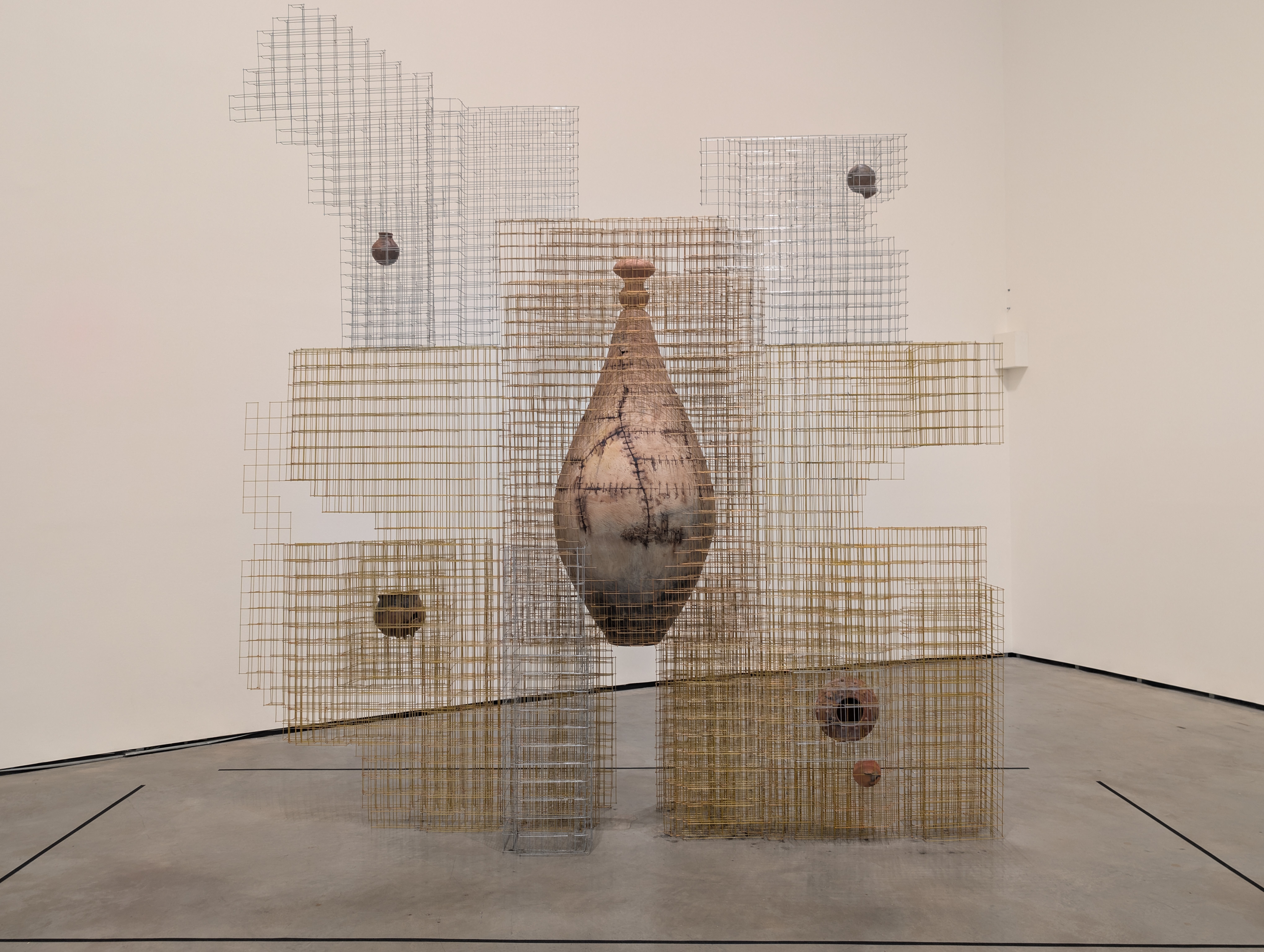  Fred Ebenezer Okai  Butterfly I, 2022,  ceramics, galvanized wire mesh, wire, light  366.1 × 137.2 × 299.7 cm,  © Edem Dedi