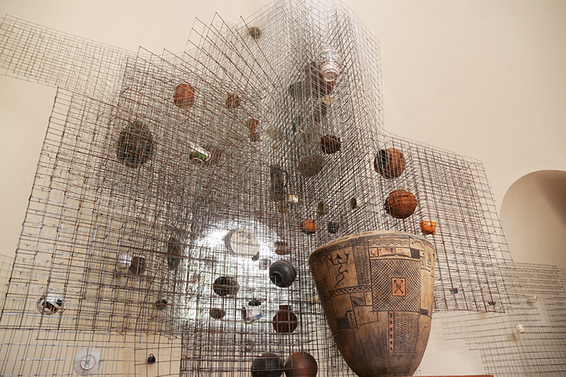  Fred Ebenezer Okai,  Obi Ara Ho Hia, 2022,  Hand-built and collected ceramics, galvanized wire mesh, light,  746.8 × 789.9 × 355.6 cm,  © Artist