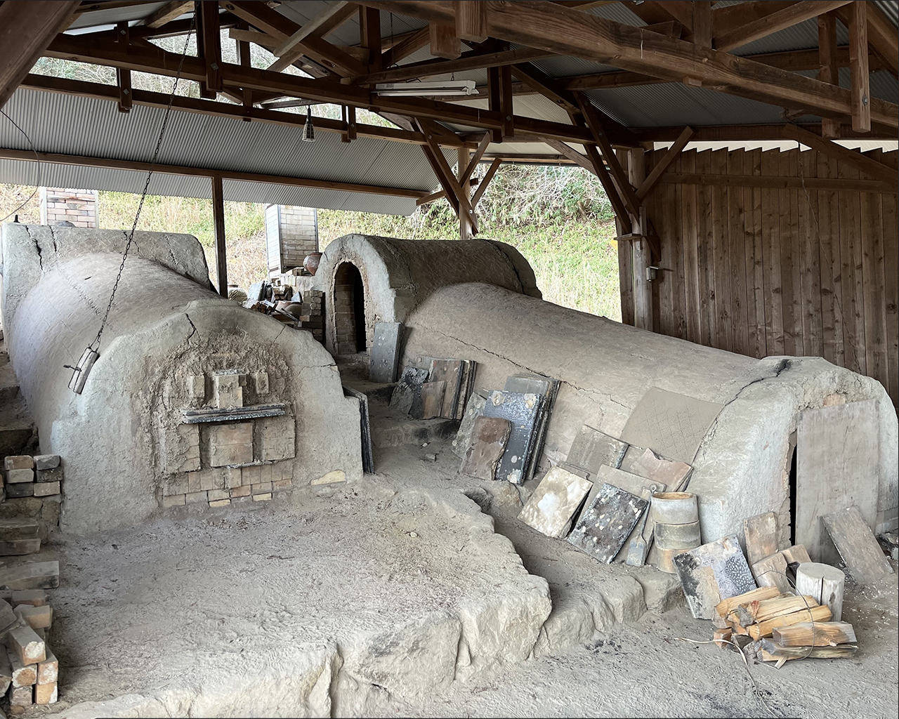Kazuya Furutani, a Shigaraki Anagama artist, maintains the legacy of his father, the celebrated Shigaraki anagama potter Michio Furutani. Kazuya’s anagama kiln at his personal studio in Shigaraki. Photo Credit © Kazuya Furutani