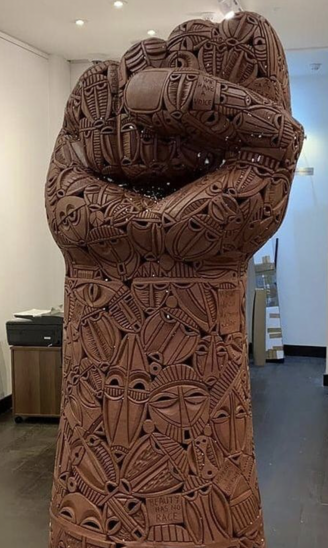 Djakou Kanyuo, Speak Out, 2020, polished fired clay, 178cm x 79cm x 68cm, © Djakou Kanyuo.